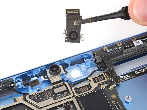 Microsoft Surface Pro 11 Rear Camera Replacement, Remove the rear camera: 手順 48、 2の画像 2