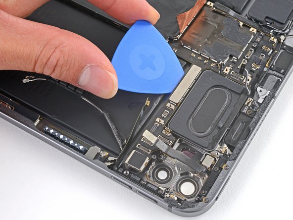 iPad Pro 11" 2nd Gen Logic Board Replacement, Pry up the top right branch: crwdns2935265:082crwdnd2935265:03crwdnd2935265:03crwdne2935265:0