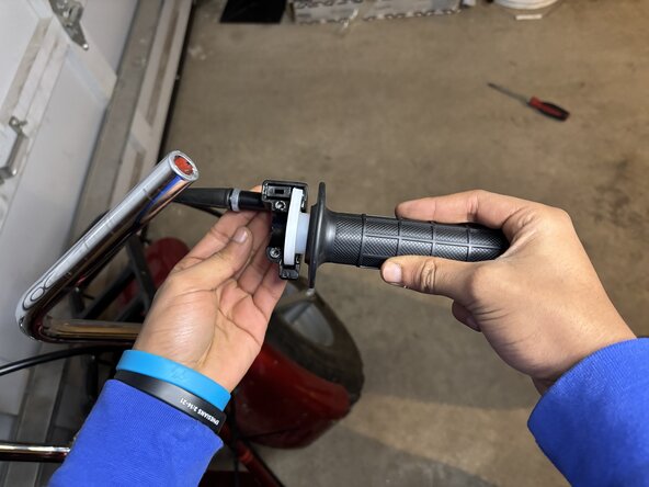 Coleman CT200U-AB Mini Bike Throttle Assembly Replacement, Reassemble Housing: crwdns2935265:09crwdnd2935265:03crwdnd2935265:03crwdne2935265:0