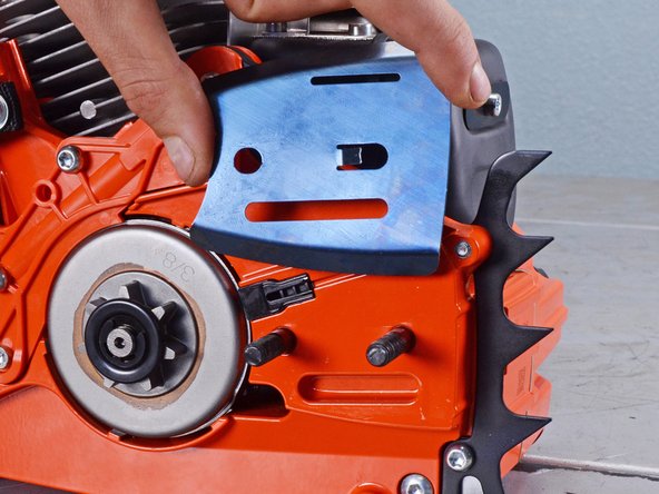 Echo Chain Saw CS590 2019 Oil System Replacement, Remove the inner guide plate: crwdns2935265:018crwdnd2935265:02crwdnd2935265:02crwdne2935265:0