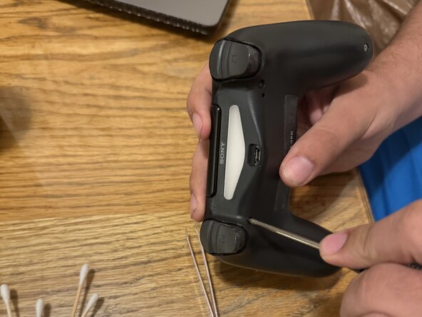 Playstation Controller Fast Fix, Remove Outer Screws: 手順 3、 1の画像 1