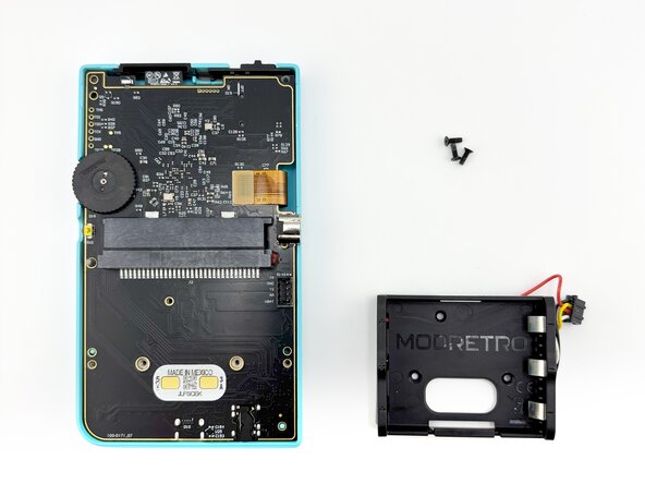 Disassembling ModRetro Chromatic (Released Mid-2025), Battery Tray: 步骤 4 中的图像 3，3