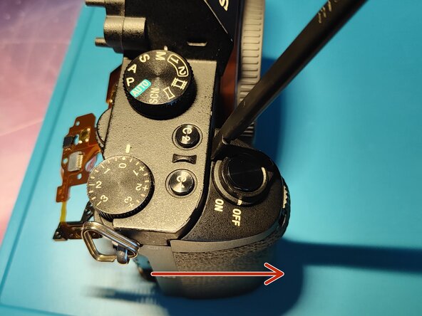 Sony A7 II Top Flex Cable replacement, Removing the grip 2: crwdns2935265:022crwdnd2935265:01crwdnd2935265:03crwdne2935265:0