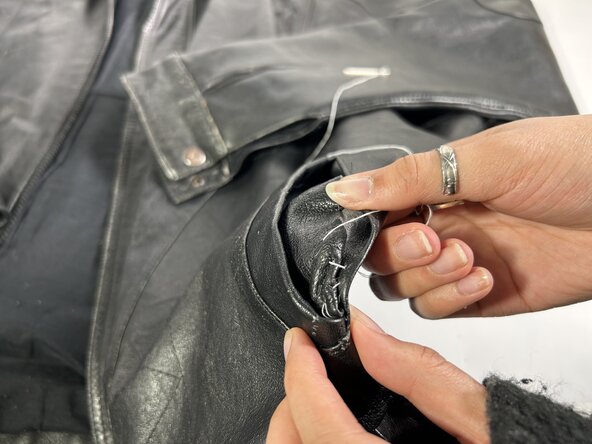 How to Repair a Leather Jacket Pocket: passo 5, immagine 2 di 2