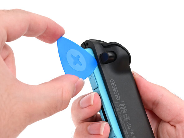 Joy-Con 2 (Left) Battery Replacement, Insert a second opening pick: crwdns2935265:08crwdnd2935265:02crwdnd2935265:03crwdne2935265:0