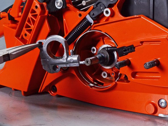 Echo Chain Saw CS590 2019 Oil System Replacement, Remove the oiler assembly: crwdns2935265:034crwdnd2935265:03crwdnd2935265:03crwdne2935265:0