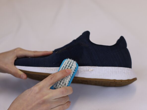 How to Clean Mesh Shoes, Clean with the Brush: crwdns2935265:05crwdnd2935265:02crwdnd2935265:02crwdne2935265:0
