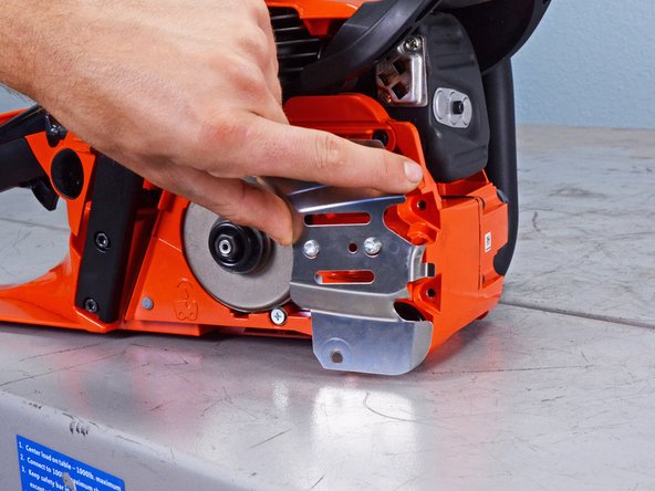 Echo Chain Saw CS4910 2020 Oiler System Replacement, Remove the inner guide plate: crwdns2935265:013crwdnd2935265:02crwdnd2935265:03crwdne2935265:0