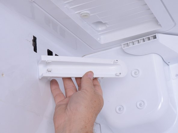 LG Refrigerator Evaporator Fan Replacement, Remove air return cover: crwdns2935265:017crwdnd2935265:03crwdnd2935265:03crwdne2935265:0