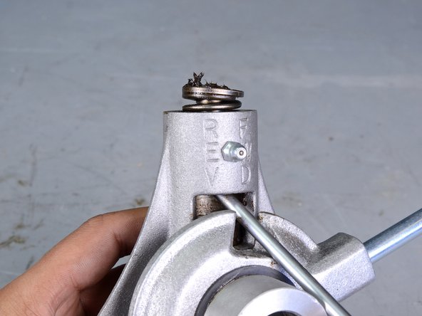 Electric Eel Top Feeder Assembly Replacement, Remove the Tension Spring: crwdns2935265:016crwdnd2935265:02crwdnd2935265:02crwdne2935265:0