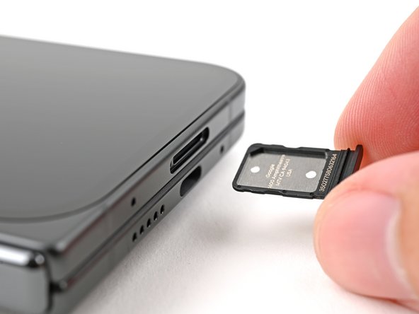 Google Pixel 9 Pro Fold SIM Card Tray Replacement, Remove the SIM card tray: 1 단계, 이미지 3개 중 3개