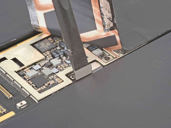 iPad Pro 11" 2nd Gen Logic Board Replacement, Disconnect the left microphone and Apple Pencil charger cables: crwdns2935265:074crwdnd2935265:02crwdnd2935265:03crwdne2935265:0