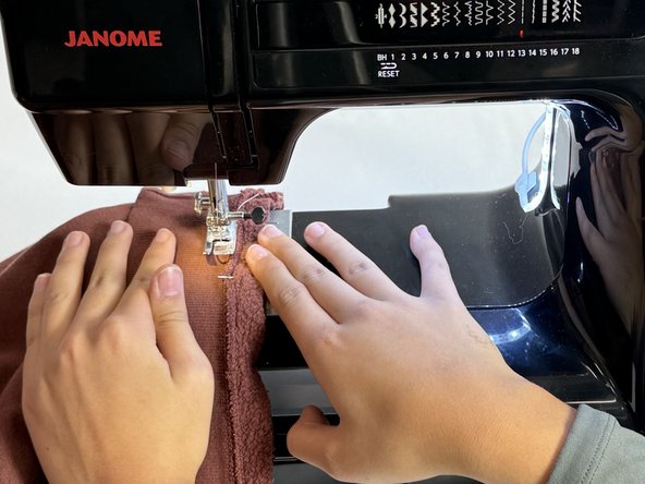 How to Shorten a Sweatshirt Using the Original Hem: 步骤 9 中的图像 2，2