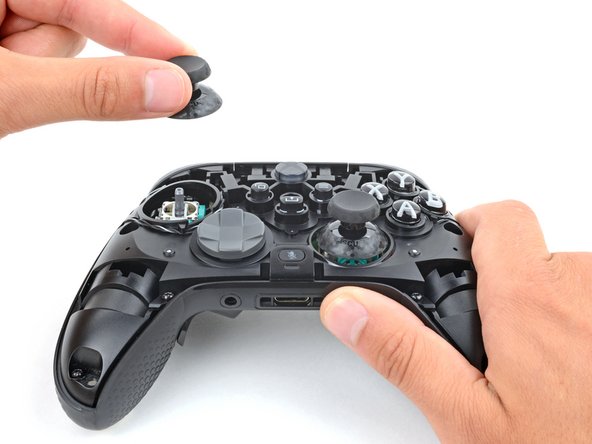 Scuf Instinct Pro Thumbstick Covers Replacement, Remove the thumbstick covers: crwdns2935265:03crwdnd2935265:02crwdnd2935265:03crwdne2935265:0
