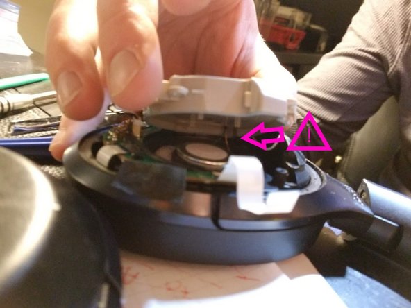 Sony MDR-1000X Noise Cancelling Headphone Teardown, Remove The 4 Screws Holding Down The Beige Mount: crwdns2935265:08crwdnd2935265:02crwdnd2935265:02crwdne2935265:0