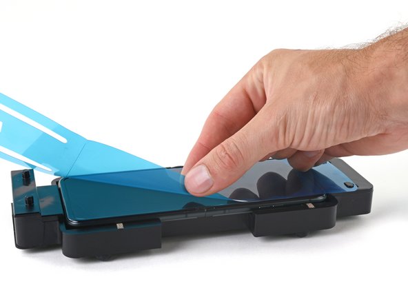 Motorola Razr+ Screen Protector Replacement, Remove the upper liner: stap 0, afbeelding 2 van 3