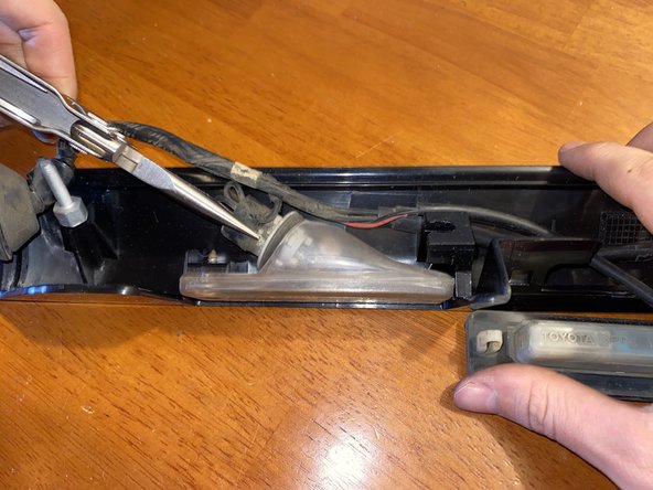 2004-2006 Scion xB Handgreep achterklep vervangen: stap 24, afbeelding 2 van 3