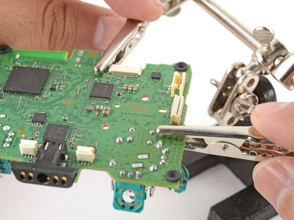 DualSense Controller v2 Joystick Replacement, Secure the motherboard: crwdns2935265:033crwdnd2935265:01crwdnd2935265:01crwdne2935265:0