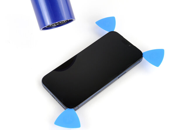 iPhone 17 Pro Battery Replacement, Heat the left edge: crwdns2935265:016crwdnd2935265:02crwdnd2935265:03crwdne2935265:0