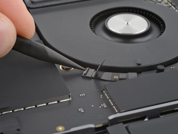 MacBook Pro 14" Late 2023 (M3) USB-C Ports Replacement, Unlatch the fan connector: crwdns2935265:037crwdnd2935265:02crwdnd2935265:02crwdne2935265:0