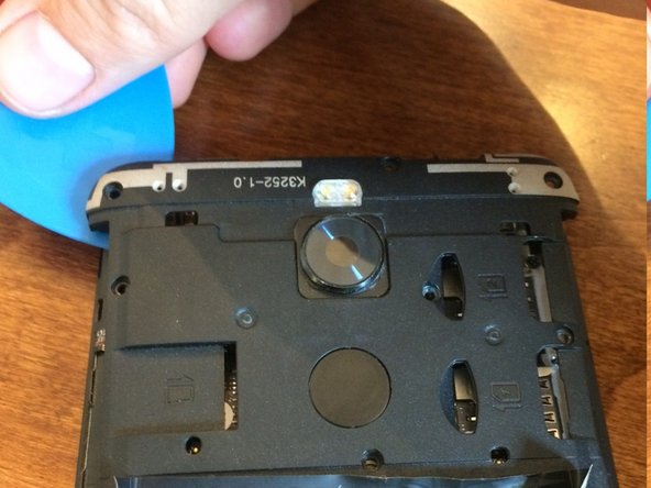 BLU R2 Plus Rear-Facing Camera Replacement, Upper Plate Removal: шаг 5, изображение 2 из 3