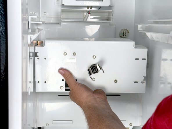 GE Side-By-Side Refrigerator Ice Auger Motor Replacement, Free the ice auger motor from its support brackets: 手順 9、 3の画像 3