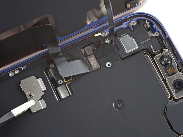 iPhone 17 Pro Battery Replacement, Remove the covers: crwdns2935265:020crwdnd2935265:03crwdnd2935265:03crwdne2935265:0