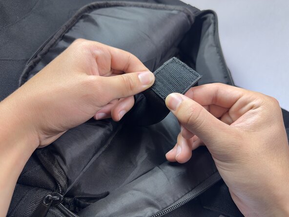Repairing Detached Velcro Strap on a Backpack: 步骤 4 中的图像 1，2
