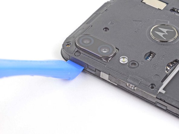 Motorola Moto E6 Plus Motherboard Replacement, Pry up the motherboard cover: crwdns2935265:012crwdnd2935265:02crwdnd2935265:03crwdne2935265:0