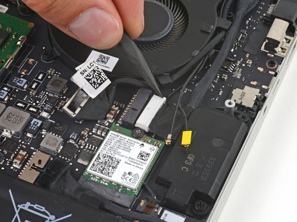 Razer Blade 15" (2020) Screen Replacement, Disconnect the charging port: crwdns2935265:011crwdnd2935265:03crwdnd2935265:03crwdne2935265:0