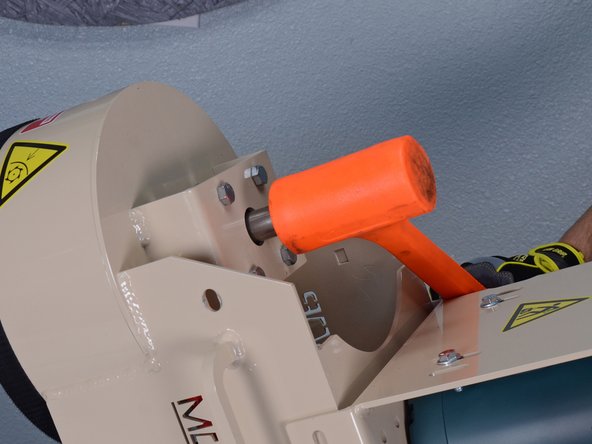 EDCO Disk Grinder 50200-HD Head Assembly Replacement, Hammer the head assembly shaft: crwdns2935265:021crwdnd2935265:02crwdnd2935265:03crwdne2935265:0