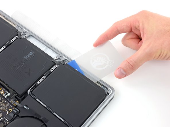 MacBook Pro 13" 2022 (M2) Battery Replacement, Insert a plastic card: crwdns2935265:031crwdnd2935265:02crwdnd2935265:03crwdne2935265:0