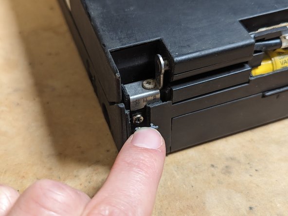 IBM Thinkpad 700C Disassembly, Hinge Screws: crwdns2935265:04crwdnd2935265:02crwdnd2935265:03crwdne2935265:0