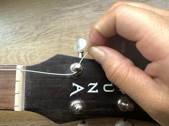 How to Change Ukulele Strings For Left Handed Players: crwdns2935265:04crwdnd2935265:03crwdnd2935265:03crwdne2935265:0