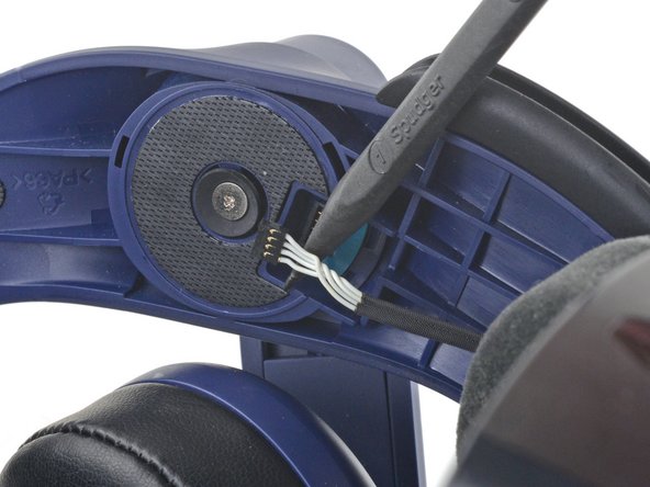 HTC Vive Pro 2 Sensor Array Replacement, Disconnect the speaker wires: crwdns2935265:09crwdnd2935265:02crwdnd2935265:03crwdne2935265:0