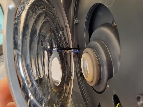 Midea FC307B Rice Cooker Teardown, Removing inner plate: crwdns2935265:014crwdnd2935265:02crwdnd2935265:03crwdne2935265:0