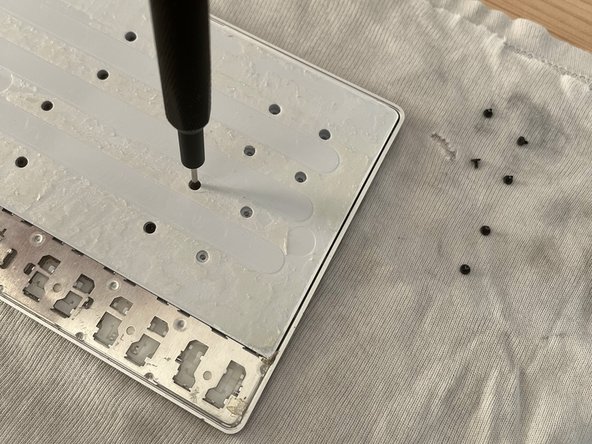 Apple Magic Keyboard Disassembly: 3 단계, 이미지 3개 중 2개