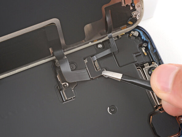 iPhone 17 Pro Max Screen Replacement, Remove the covers: crwdns2935265:020crwdnd2935265:01crwdnd2935265:03crwdne2935265:0