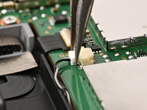 Nintendo Switch 2 Speakers Replacement, Disconnect the right speaker: crwdns2935265:037crwdnd2935265:01crwdnd2935265:02crwdne2935265:0