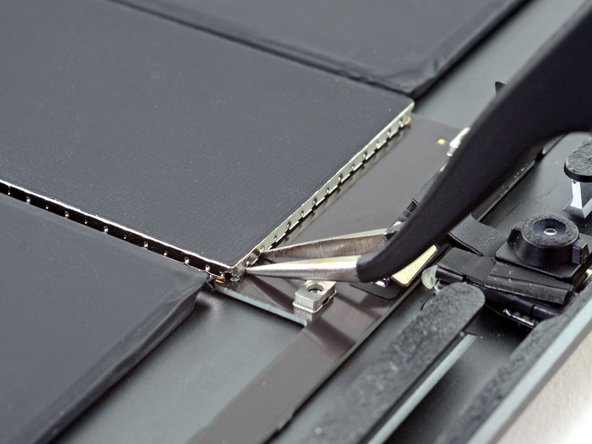 iPad Air 3 Logic Board Replacement, Pry up the logic board shield: crwdns2935265:030crwdnd2935265:02crwdnd2935265:03crwdne2935265:0