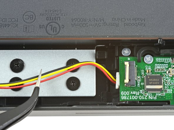 Logitech Craft Battery Replacement, De-route the battery wires: crwdns2935265:012crwdnd2935265:03crwdnd2935265:03crwdne2935265:0