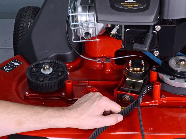 Toro Walk Behind Mowers 21199HD 2018 Right Spindle Replacement, Remove the belt from the left sprocket: crwdns2935265:014crwdnd2935265:03crwdnd2935265:03crwdne2935265:0