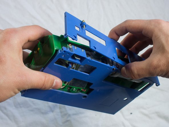 iRobot Roomba 551 Main Brush Motor Replacement: crwdns2935265:011crwdnd2935265:03crwdnd2935265:03crwdne2935265:0