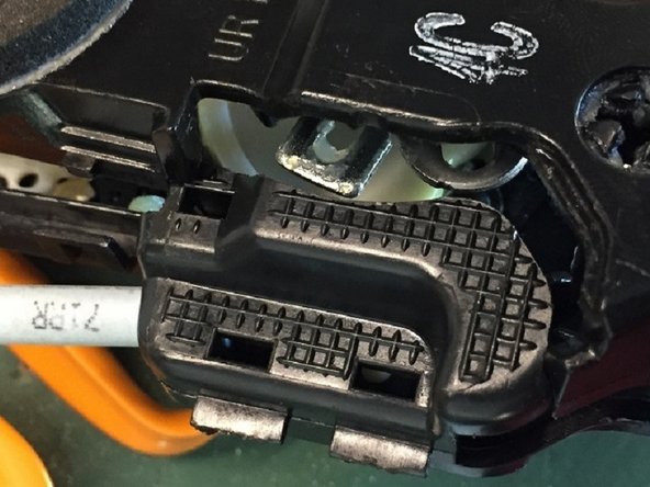 2012 Toyota Highlander Door Lock Actuator Motor Replacement, Open the door lock actuator assembly: crwdns2935265:020crwdnd2935265:03crwdnd2935265:03crwdne2935265:0