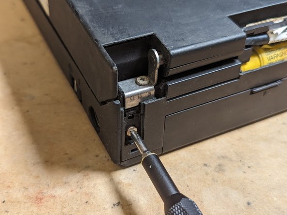 IBM Thinkpad 700C Disassembly, Hinge Screws: crwdns2935265:04crwdnd2935265:03crwdnd2935265:03crwdne2935265:0