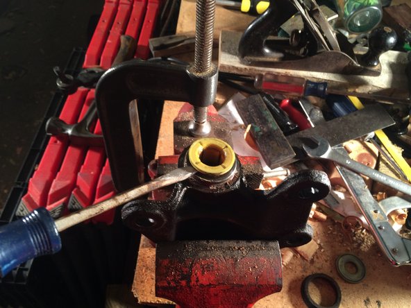 Repairing 1984-1989 Toyota 4Runner Idler Arm: crwdns2935265:04crwdnd2935265:02crwdnd2935265:02crwdne2935265:0