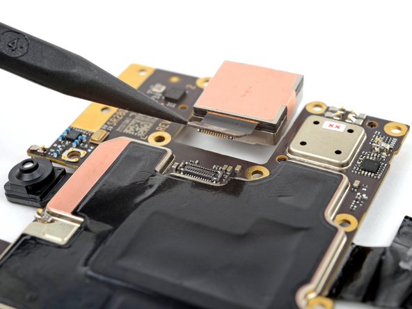 Motorola Edge 5G UW (2022) Main Camera Replacement, Remove the main camera: 31 단계, 이미지 3개 중 2개