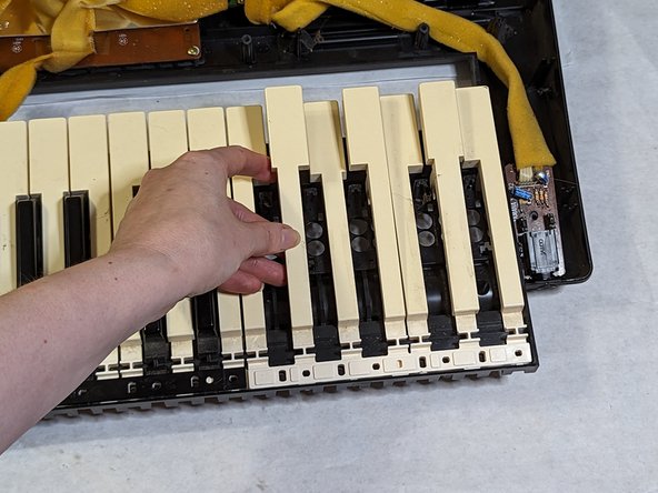 How to Replace the Keys on a Yamaha PSR-330 Piano Keyboard: step 11, image 1 of 3