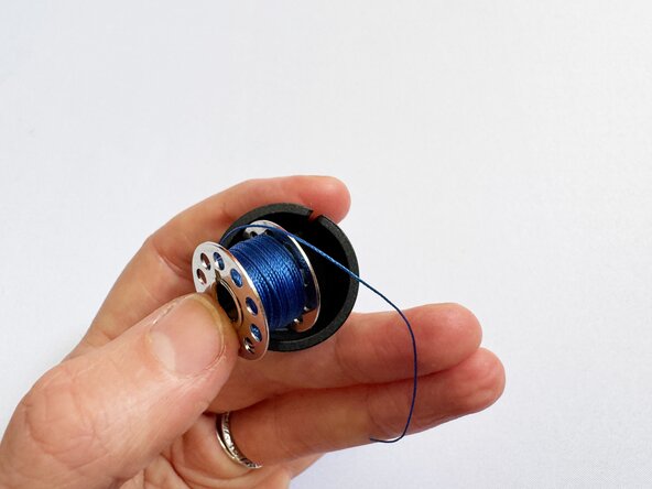 Expedition Sewing Awl, Inserting the bobbin: crwdns2935265:08crwdnd2935265:02crwdnd2935265:03crwdne2935265:0