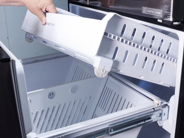 LG Refrigerator Evaporator Fan Replacement, Remove the drawer and bin: crwdns2935265:03crwdnd2935265:02crwdnd2935265:03crwdne2935265:0